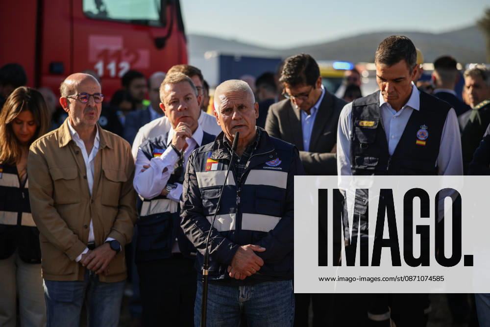 Sánchez visits the Forward Command Post set up following the train accident in Urda, Toledo. The mayor of Urda, Manuel Galán Moreno, speaks to the media alongside Prime Minister Pedro Sánchez, and the president of Castilla-La Mancha, Emiliano García Page, from the Forward Command Post, on October 28, 2026, in Urda, Toledo, Castilla-La Mancha, Spain. Sánchez travels to the site of the collision between a Renfe AVE and an Iryo train to support the work of emergency response teams and express his solidarity with those affected and their families, as well as to meet with the emergency response teams. OCTOBER 28, 2026 Alejandro Martínez Vé Urda, Toledo, Castilla-La Mancha Urda, Toledo, Castilla-La Mancha, Spain