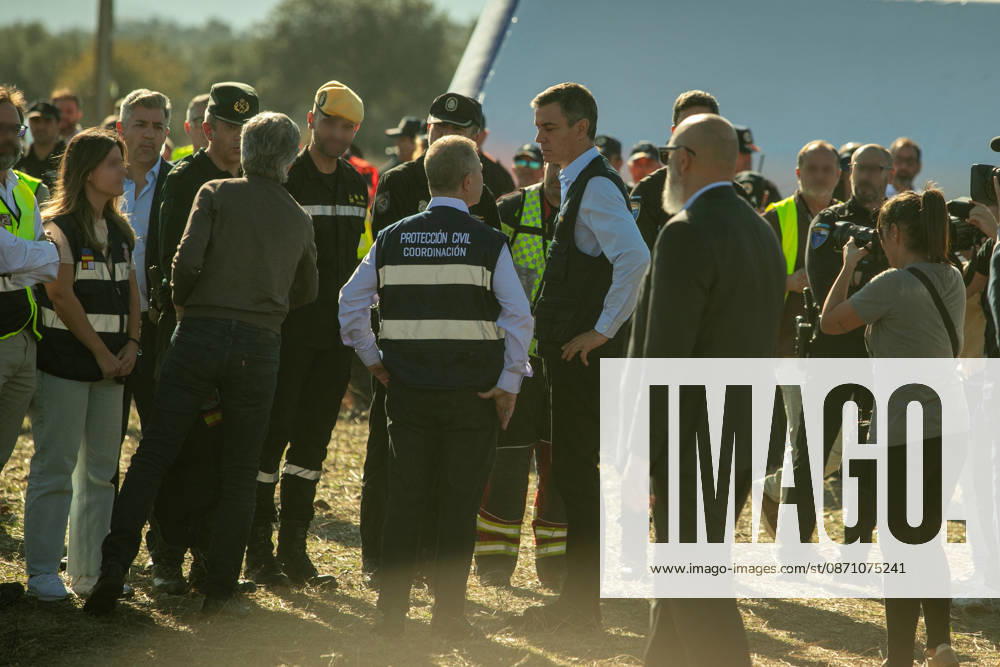 Sánchez Travels to the Forward Command Post Set Up Following the Train Accident in Urda, Toledo Prime Minister Pedro Sánchez, alongside the president of Castilla-La Mancha, Emiliano García Page, at the Forward Command Post on October 28, 2026, in Urda, Toledo, Castilla-La Mancha, Spain. Sánchez traveled to the site of the collision between a Renfe AVE and an Iryo train to support the work of emergency response teams and express his solidarity with those affected and their families, as well as to meet with the emergency response teams. OCTOBER 28, 2026 Juanma Jimé Urda, Toledo, Castilla-La Mancha Urda, Toledo, Castilla-La Mancha, Spain