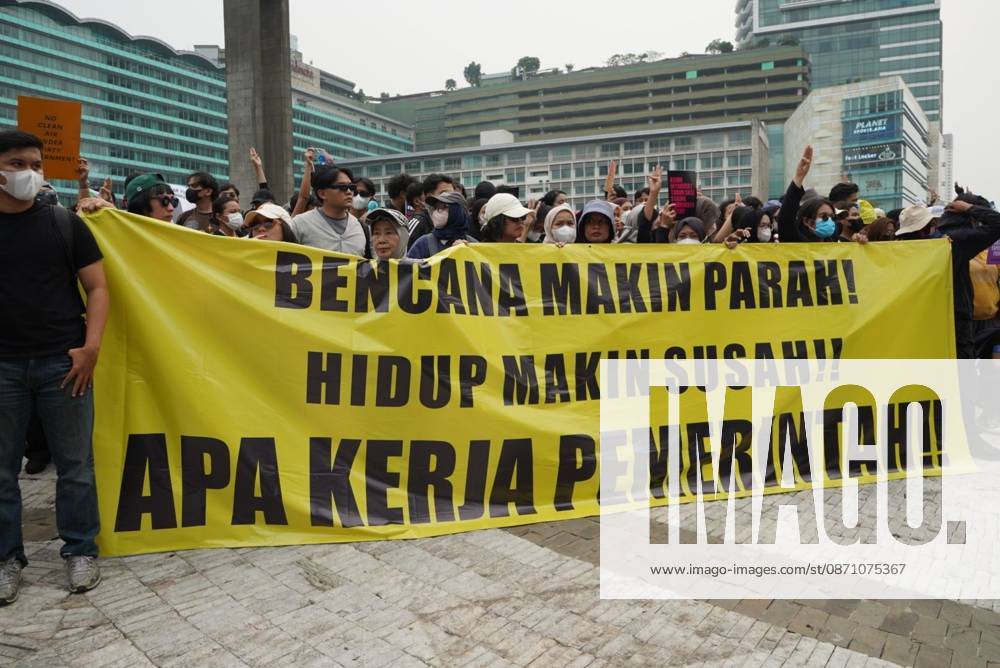 JAKARTA, INDONESIA, OCTOBER 28, 2026: University students and civil society groups demonstrate at the Hotel Indonesia roundabout (Bundaran HI) in Jakarta on Youth Pledge Day. Protesters call for forest and land fires to be declared a national disaster, a review of state spending, affordable education and the protection of civil liberties. Jakarta Indonesia - ZUMAq101 20261028_zna_q101_089