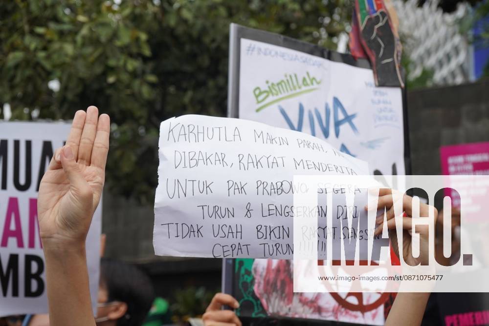 JAKARTA, INDONESIA, OCTOBER 28, 2026: University students and civil society groups demonstrate at the Hotel Indonesia roundabout (Bundaran HI) in Jakarta on Youth Pledge Day. Protesters call for forest and land fires to be declared a national disaster, a review of state spending, affordable education and the protection of civil liberties. Jakarta Indonesia - ZUMAq101 20261028_zna_q101_097