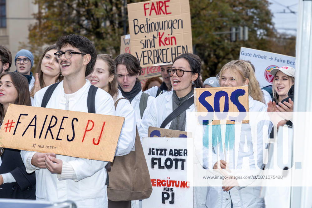Faires PJ, Motto der Kundgebung mit Medizinstudierenden am Maxmonument, die Studierenden demonstrieren für bessere Arbeits- und Ausbildungsbedingungen im Praktischen Jahr, München, 28. Oktober 2026 Deutschland, München, 28. Oktober 2026, Kundgebung unter dem Motto: Faires PJ, PJ bedeutet Praktisches Jahr, das letzte Jahr des Medizinstudiums, die Studierenden demonstrieren für bessere Arbeits- und Ausbildungsbedingungenund eine Vergütung im Praktischen Jahr, Kundgebung von Medizin-Studierenden am Maxmonument ab 14:30 Uhr, zuvor fand eine Demozug vom Odeonsplatz hierher statt, Aktion im Rahmen der bundesweiten Aktionswoche der BVMD, Bundesvertretung der Medizinstudierenden in Deutschland, die Münchner Aktion wurde organisiert von Noemi