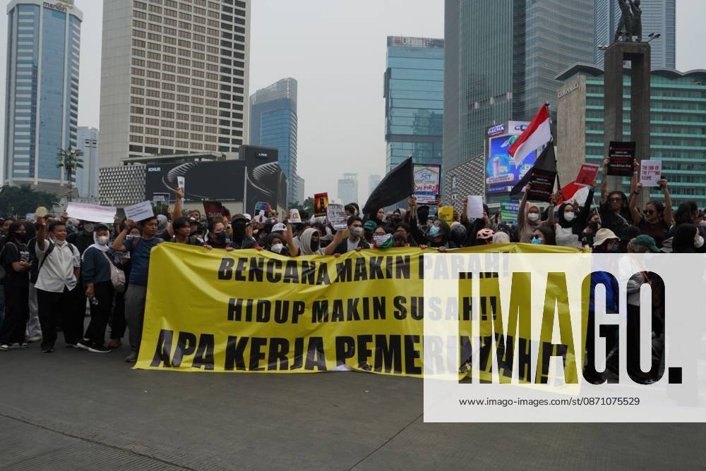 JAKARTA, INDONESIA, OCTOBER 28, 2026: University students and civil society groups demonstrate at the Hotel Indonesia roundabout (Bundaran HI) in Jakarta on Youth Pledge Day. Protesters call for forest and land fires to be declared a national disaster, a review of state spending, affordable education and the protection of civil liberties. Jakarta Indonesia - ZUMAq101 20261028_zna_q101_098