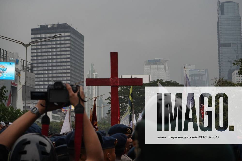 JAKARTA, INDONESIA, OCTOBER 28, 2026: University students and civil society groups demonstrate at the Hotel Indonesia roundabout (Bundaran HI) in Jakarta on Youth Pledge Day. Protesters call for forest and land fires to be declared a national disaster, a review of state spending, affordable education and the protection of civil liberties. Jakarta Indonesia - ZUMAq101 20261028_zna_q101_111
