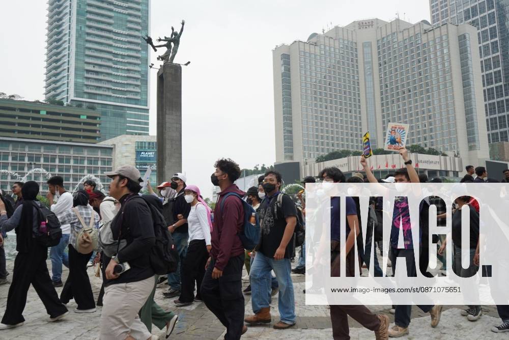 JAKARTA, INDONESIA, OCTOBER 28, 2026: University students and civil society groups demonstrate at the Hotel Indonesia roundabout (Bundaran HI) in Jakarta on Youth Pledge Day. Protesters call for forest and land fires to be declared a national disaster, a review of state spending, affordable education and the protection of civil liberties. Jakarta Indonesia - ZUMAq101 20261028_zna_q101_119