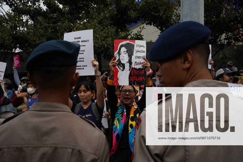 JAKARTA, INDONESIA, OCTOBER 28, 2026: University students and civil society groups demonstrate at the Hotel Indonesia roundabout (Bundaran HI) in Jakarta on Youth Pledge Day. Protesters call for forest and land fires to be declared a national disaster, a review of state spending, affordable education and the protection of civil liberties. Jakarta Indonesia - ZUMAq101 20261028_zna_q101_121
