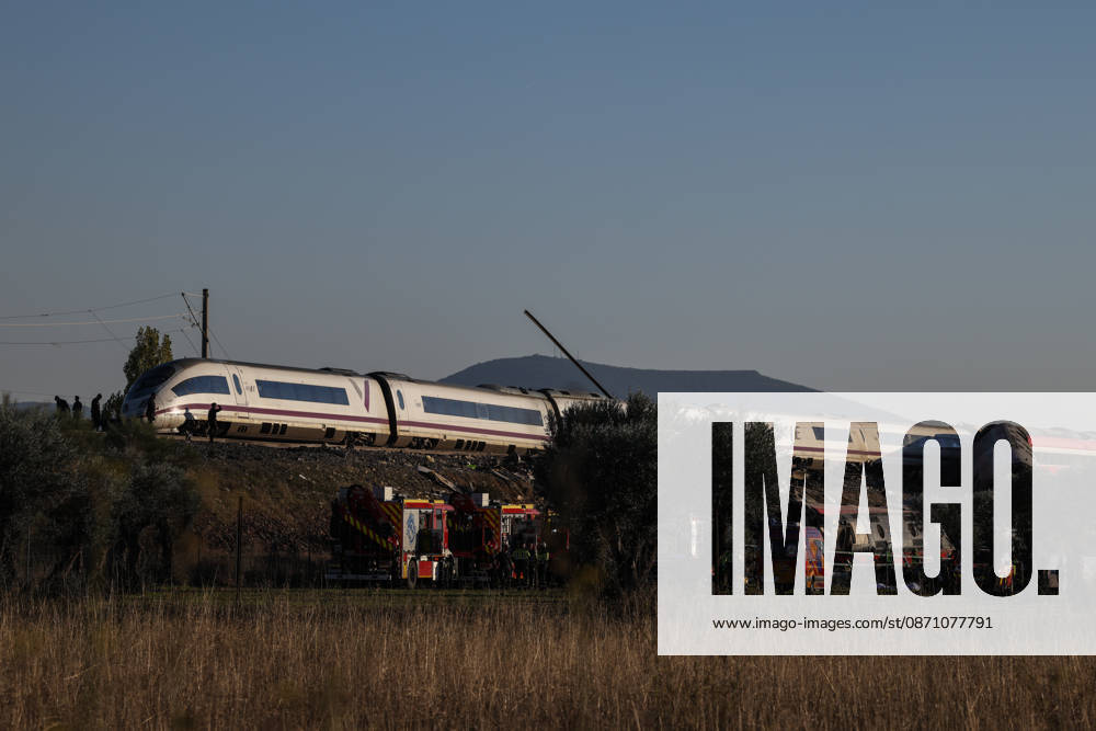Two Trains Collide at Urda Station in Toledo Emergency responders are working at the scene, on October 28, 2026, in Urda, Toledo, Castilla-La Mancha, Spain. Two trains collided on the morning of Wednesday, October 28, at the station in the Toledo town of Urda. Firefighters from the Alcázar de San Juan and Orgaz stations, Civil Protection teams from several surrounding towns, three medical helicopters, and two ambulances. OCTOBER 28, 2026 Alejandro Martínez Vé Urda, Toledo, Castile-La Mancha Urda, Toledo, Castile-La Mancha, Spain