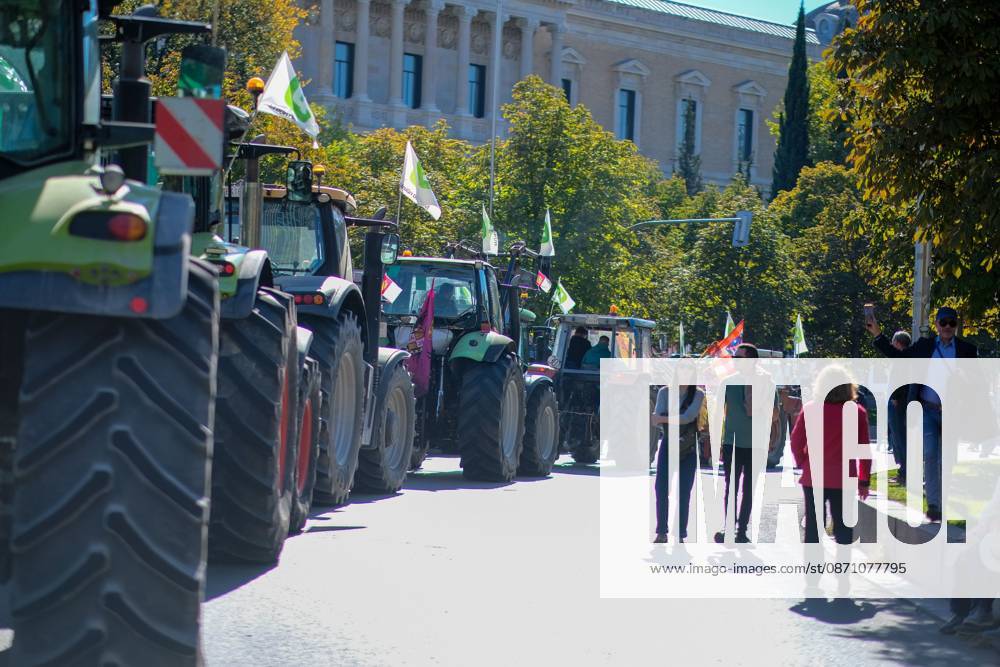 MADRID, SPAIN, OCTOBER 28, 2026: Farmers take part in a tractor protest in Madrid, demanding urgent measures to address rising production costs and declining farm profitability. Organized by agricultural groups ASAJA, COAG and Unio³n de Uniones, the demonstration calls for fair prices, reduced bureaucracy and stronger support for the farming sector. Madrid Spain - ZUMAq101 20261028_zna_q101_123