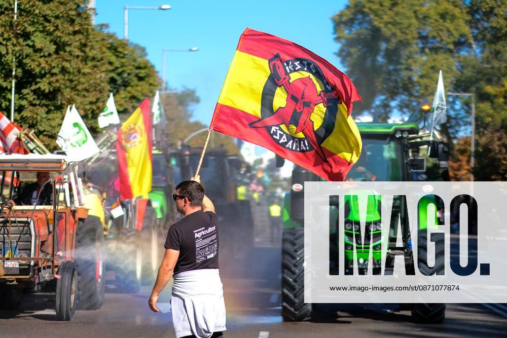 MADRID, SPAIN, OCTOBER 28, 2026: Farmers take part in a tractor protest in Madrid, demanding urgent measures to address rising production costs and declining farm profitability. Organized by agricultural groups ASAJA, COAG and Union de Uniones, the demonstration calls for fair prices, reduced bureaucracy and stronger support for the farming sector. Madrid Spain - ZUMAq101 20261028_zna_q101_125