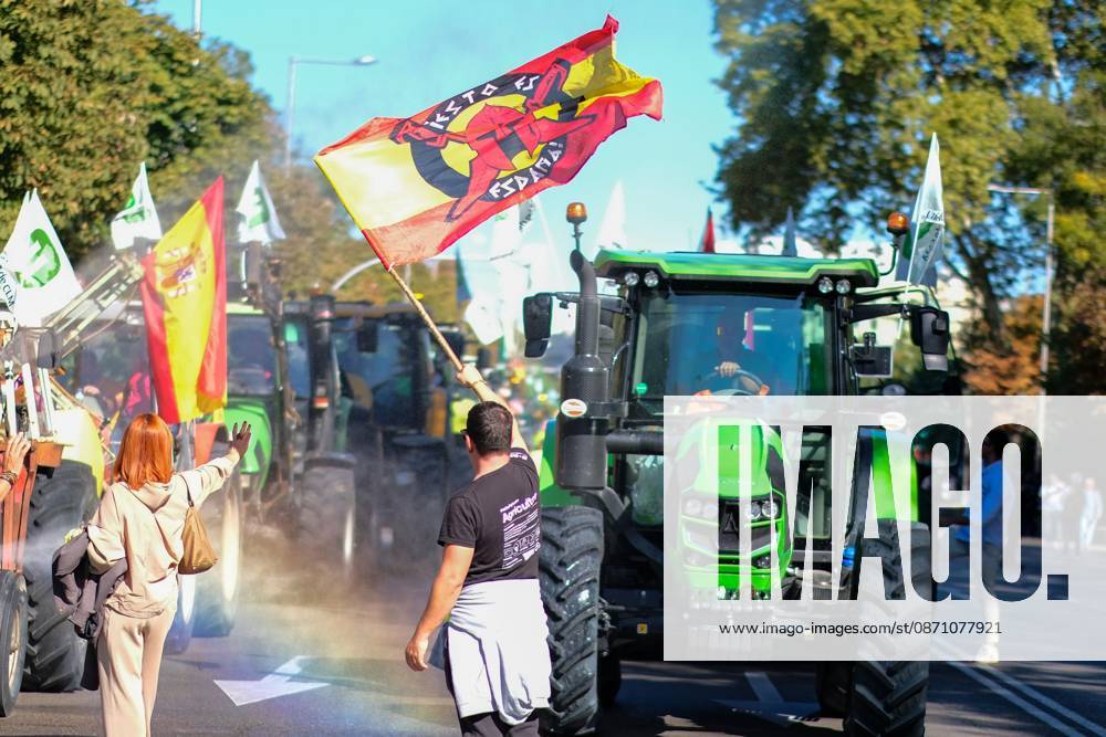 MADRID, SPAIN, OCTOBER 28, 2026: Farmers take part in a tractor protest in Madrid, demanding urgent measures to address rising production costs and declining farm profitability. Organized by agricultural groups ASAJA, COAG and Union de Uniones, the demonstration calls for fair prices, reduced bureaucracy and stronger support for the farming sector. Madrid Spain - ZUMAq101 20261028_zna_q101_130