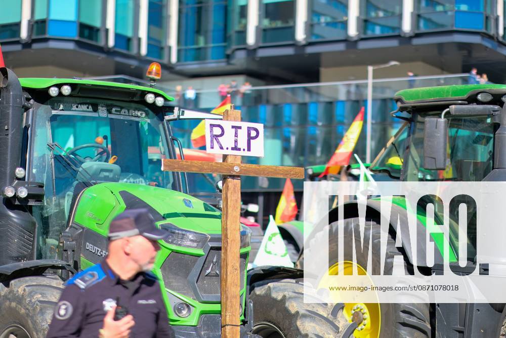 MADRID, SPAIN, OCTOBER 28, 2026: Farmers take part in a tractor protest in Madrid, demanding urgent measures to address rising production costs and declining farm profitability. Organized by agricultural groups ASAJA, COAG and Union de Uniones, the demonstration calls for fair prices, reduced bureaucracy and stronger support for the farming sector. Madrid Spain - ZUMAq101 20261028_zna_q101_129