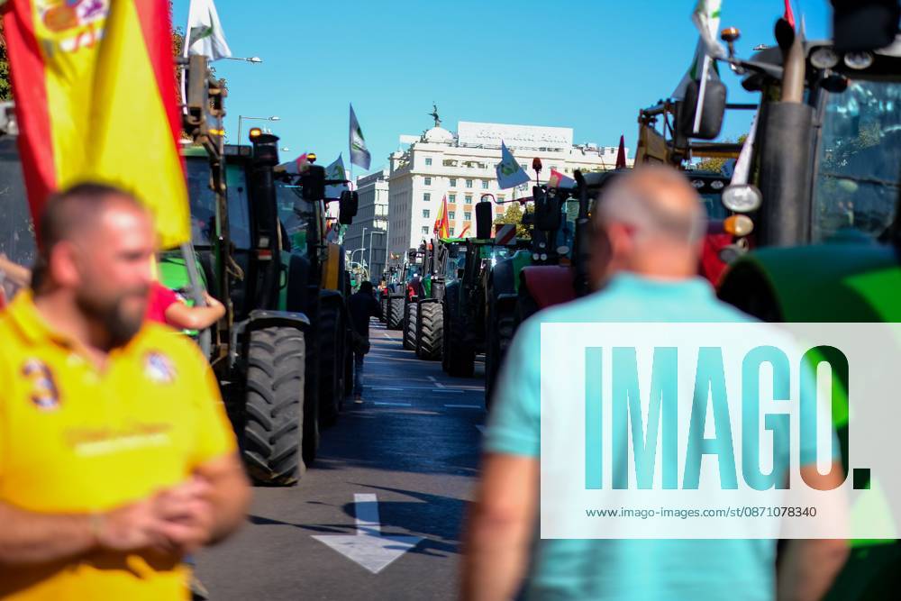 MADRID, SPAIN, OCTOBER 28, 2026: Farmers take part in a tractor protest in Madrid, demanding urgent measures to address rising production costs and declining farm profitability. Organized by agricultural groups ASAJA, COAG and Union de Uniones, the demonstration calls for fair prices, reduced bureaucracy and stronger support for the farming sector. Madrid Spain - ZUMAq101 20261028_zna_q101_132