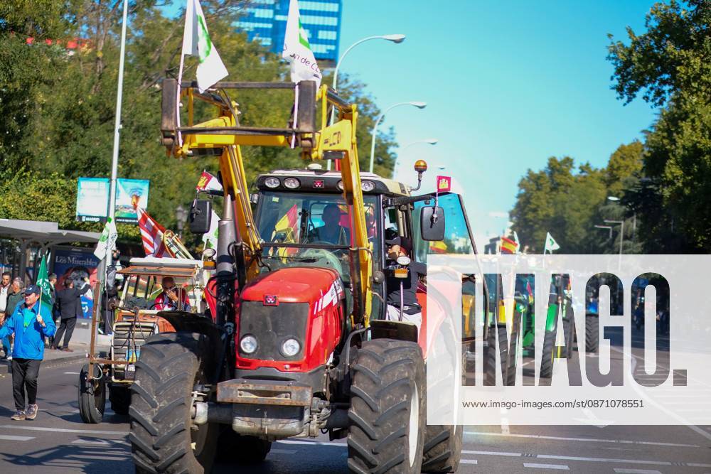 MADRID, SPAIN, OCTOBER 28, 2026: Farmers take part in a tractor protest in Madrid, demanding urgent measures to address rising production costs and declining farm profitability. Organized by agricultural groups ASAJA, COAG and Union de Uniones, the demonstration calls for fair prices, reduced bureaucracy and stronger support for the farming sector. Madrid Spain - ZUMAq101 20261028_zna_q101_135
