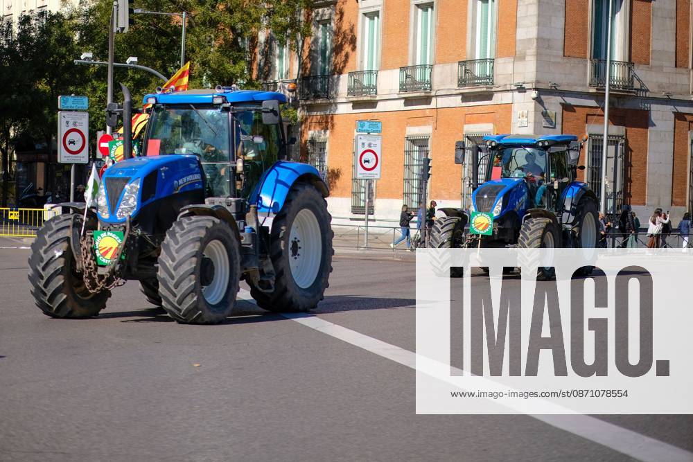 MADRID, SPAIN, OCTOBER 28, 2026: Farmers take part in a tractor protest in Madrid, demanding urgent measures to address rising production costs and declining farm profitability. Organized by agricultural groups ASAJA, COAG and Union de Uniones, the demonstration calls for fair prices, reduced bureaucracy and stronger support for the farming sector. Madrid Spain - ZUMAq101 20261028_zna_q101_136