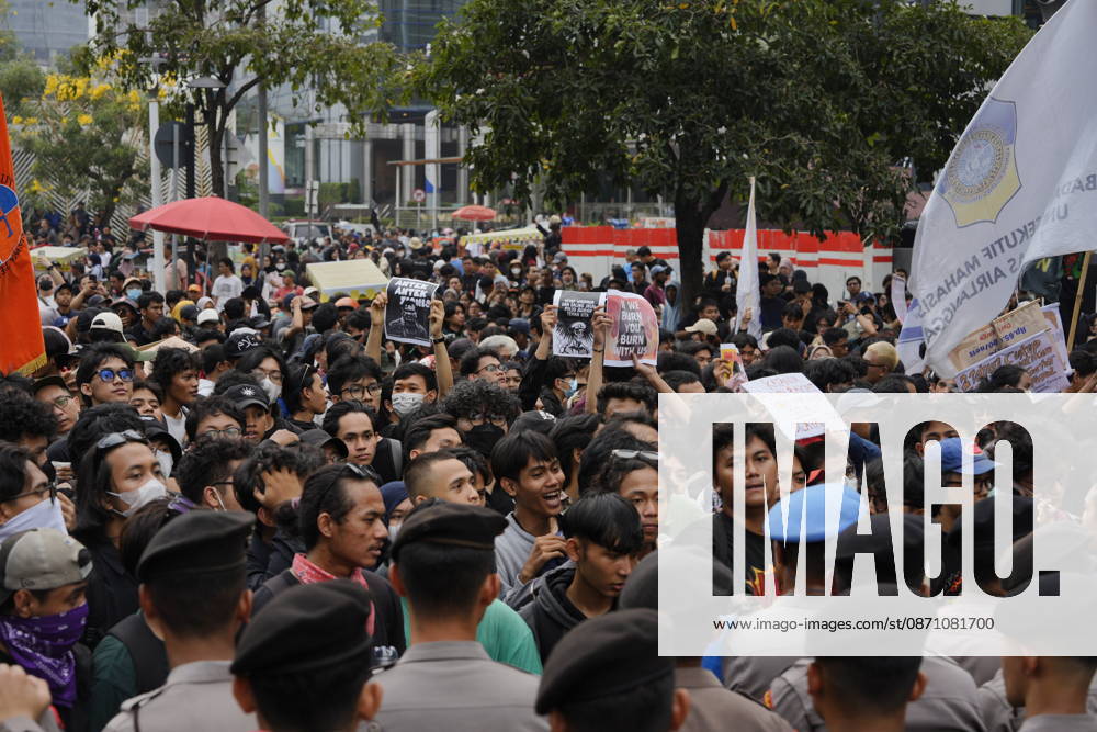 University students take part in a protest near the Thamrin area in Jakarta, Demonstrators gather in the city center carrying banners and placards, while police officers maintain a line around the crowd. Jakarta Indonesia - ZUMAm265 20261028_zip_m265_007