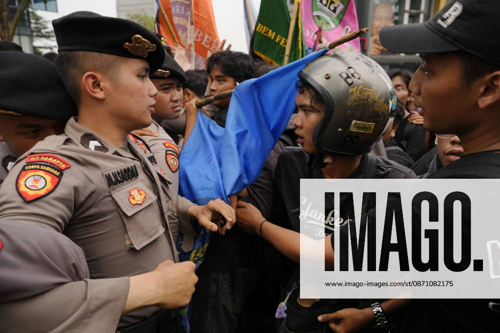University students take part in a protest near the Thamrin area in Jakarta, Demonstrators gather in the city center carrying banners and placards, while police officers maintain a line around the crowd. Jakarta Indonesia - ZUMAm265 20261028_zip_m265_010
