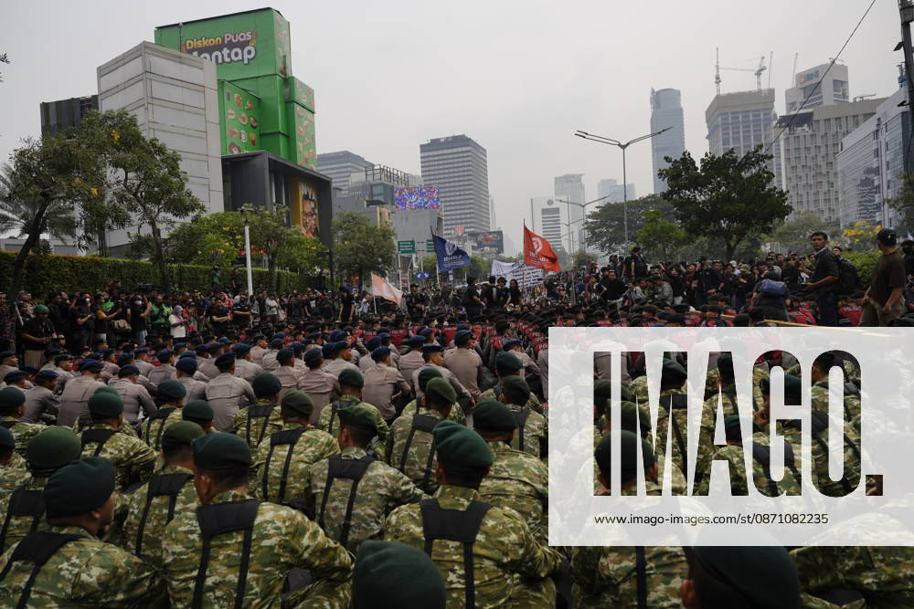 Indonesian police officers and military personnel sit facing student protesters during a demonstration near thamrin Jakarta Indonesia - ZUMAm265 20261028_zip_m265_011