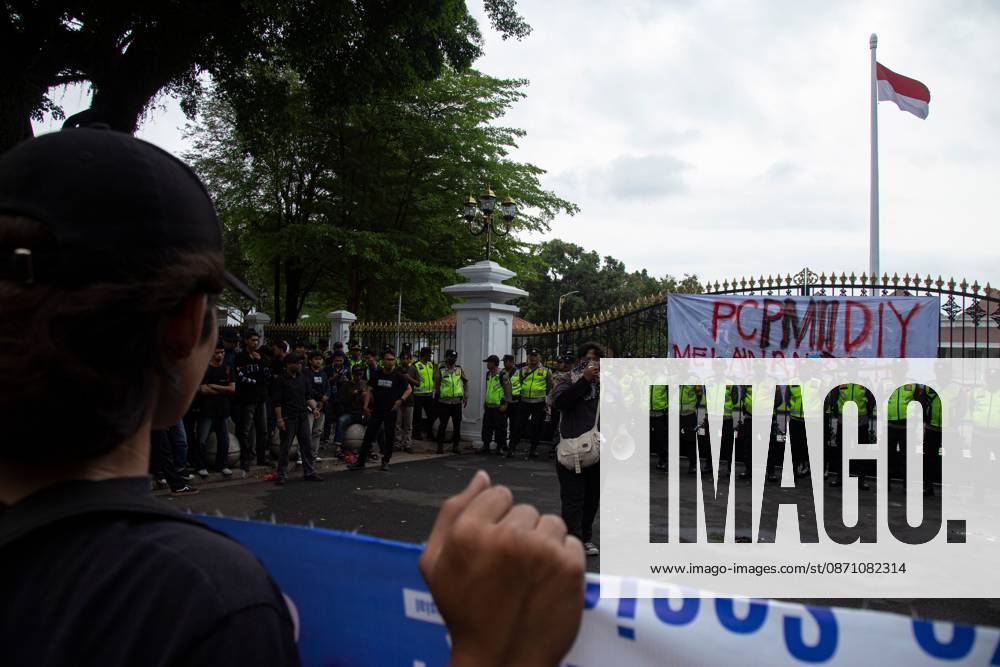 YOGYAKARTA, INDONESIA, OCTOBER 28, 2026: Students demonstrate at the Kilometer Zero intersection in Yogyakarta, criticizing the first two years of President Prabowo Subianto and Vice President Gibran Rakabuming Rakas administration. Protesters demand lower prices for basic necessities, access to quality education, a review of public spending and an end to militarization in civilian spaces. They also call for forest and land fires to be declared a national disaster. Yogyakarta Indonesia - ZUMAq101 20261028_zna_q101_139