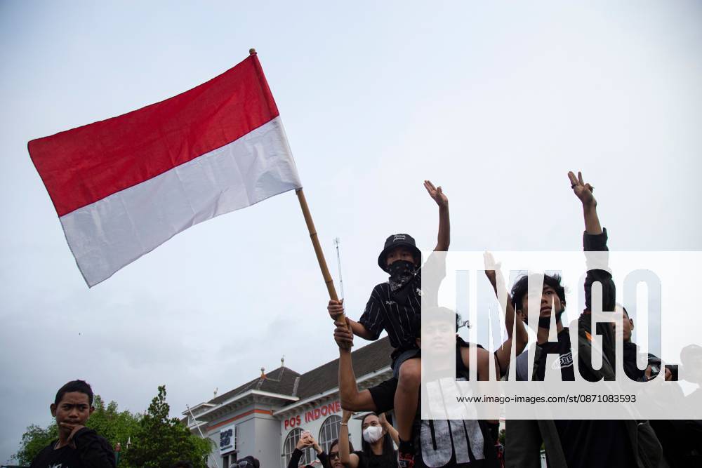 YOGYAKARTA, INDONESIA, OCTOBER 28, 2026: Students demonstrate at the Kilometer Zero intersection in Yogyakarta, criticizing the first two years of President Prabowo Subianto and Vice President Gibran Rakabuming Rakas administration. Protesters demand lower prices for basic necessities, access to quality education, a review of public spending and an end to militarization in civilian spaces. They also call for forest and land fires to be declared a national disaster. Yogyakarta Indonesia - ZUMAq101 20261028_zna_q101_168