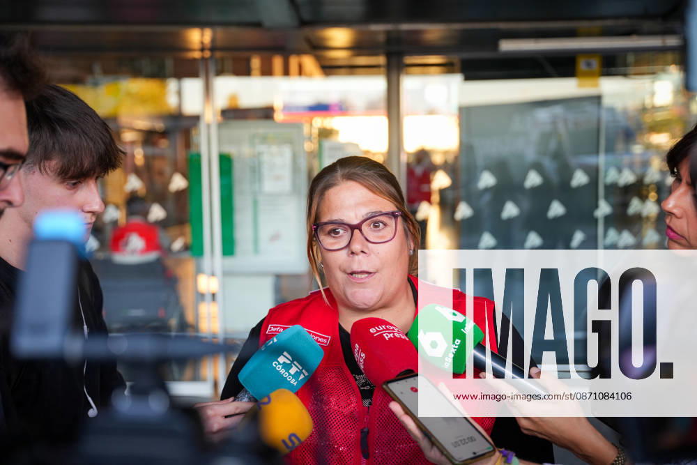 Madrid-Andalusia High-Speed Rail Line Suspended Due to the Urda Toledo Accident The head of emergency services for the Córdoba Red Cross, Nerea Casas, speaks to the media at the Julio Anguita station in Córdoba following the train accident in Urda Toledo that has forced the suspension of service on the Madrid-Andalusia high-speed line. October 28, 2026, in Córdoba, Andalusia, Spain. Initial reports of the train accident between Mora and Urda Toledo, which occurred shortly before 9:00 a.m. this Wednesday, suggest that a Renfe AVE may have struck an Iryo train from behind, causing two cars of the Iryo train to derail. October 28, 2026 María José Ló Córdoba, Andalusia, Spain Córdoba, Andalusia, Spain Spain