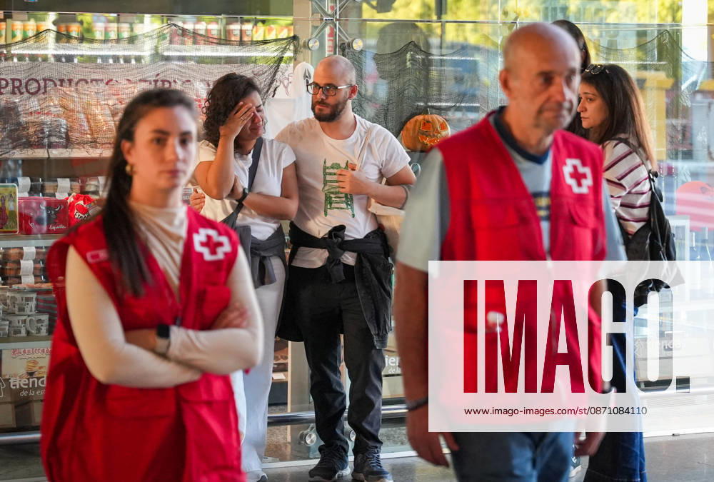 Madrid-Andalusia High-Speed Rail Service Suspended Due to the Urda Toledo Accident Red Cross personnel are assisting those affected and their families at the Julio Anguita station in Córdoba following the train accident in Urda Toledo, which has forced the suspension of service on the Madrid-Andalusia high-speed rail line. October 28, 2026 in Córdoba, Andalusia, Spain Initial reports of the train accident between Mora and Urda Toledo, which occurred shortly before 9:00 a.m. on Wednesday, suggest that a Renfe AVE train may have struck an Iryo train from behind, causing two cars of the Iryo train to derail. October 28, 2026 María José Ló Córdoba, Andalusia, Spain Córdoba, Andalusia, Spain Spain
