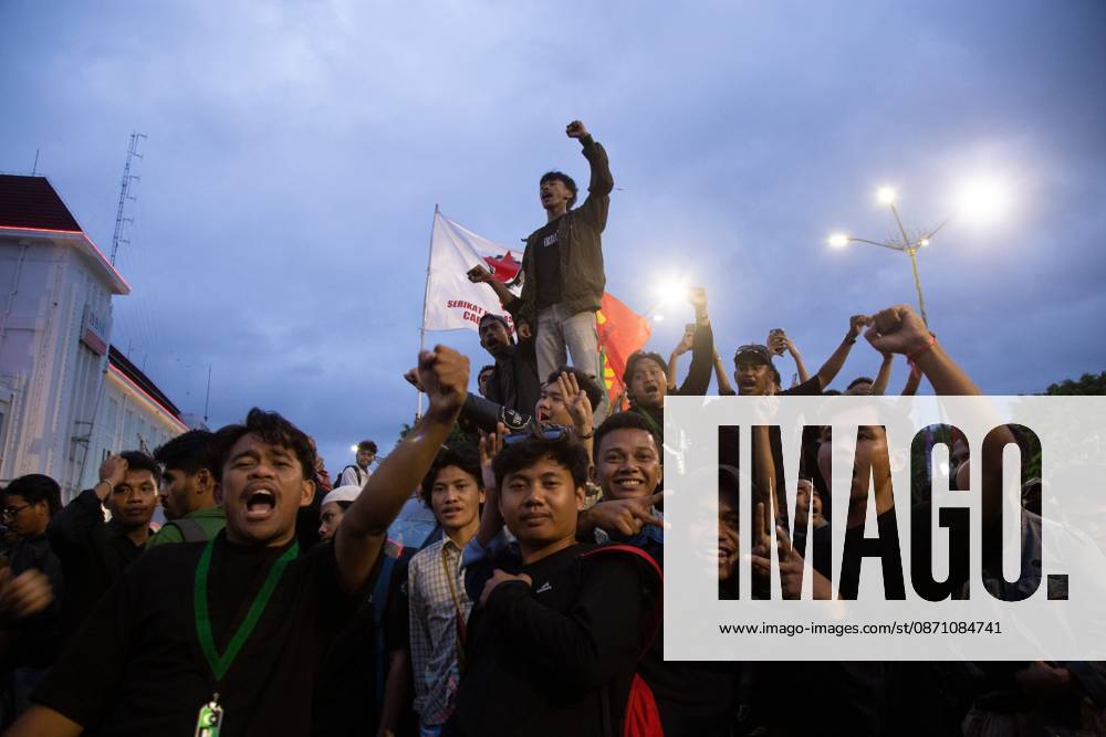 Yogyakarta students protest government policies YOGYAKARTA, INDONESIA, OCTOBER 28, 2026: Students demonstrate at the Kilometer Zero intersection in Yogyakarta, criticizing the first two years of President Prabowo Subianto and Vice President Gibran Rakabuming Rakas administration. Protesters demand lower prices for basic necessities, access to quality education, a review of public spending and an end to militarization in civilian spaces. They also call for forest and land fires to be declared a national disaster. Yogyakarta Indonesia