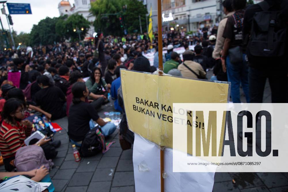Yogyakarta students protest government policies YOGYAKARTA, INDONESIA, OCTOBER 28, 2026: Students demonstrate at the Kilometer Zero intersection in Yogyakarta, criticizing the first two years of President Prabowo Subianto and Vice President Gibran Rakabuming Rakas administration. Protesters demand lower prices for basic necessities, access to quality education, a review of public spending and an end to militarization in civilian spaces. They also call for forest and land fires to be declared a national disaster. Yogyakarta Indonesia