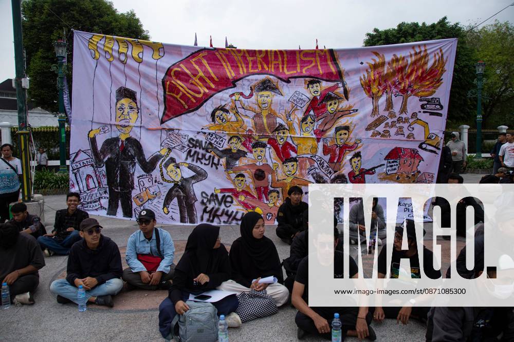 Yogyakarta students protest government policies YOGYAKARTA, INDONESIA, OCTOBER 28, 2026: Students demonstrate at the Kilometer Zero intersection in Yogyakarta, criticizing the first two years of President Prabowo Subianto and Vice President Gibran Rakabuming Rakas administration. Protesters demand lower prices for basic necessities, access to quality education, a review of public spending and an end to militarization in civilian spaces. They also call for forest and land fires to be declared a national disaster. Yogyakarta Indonesia