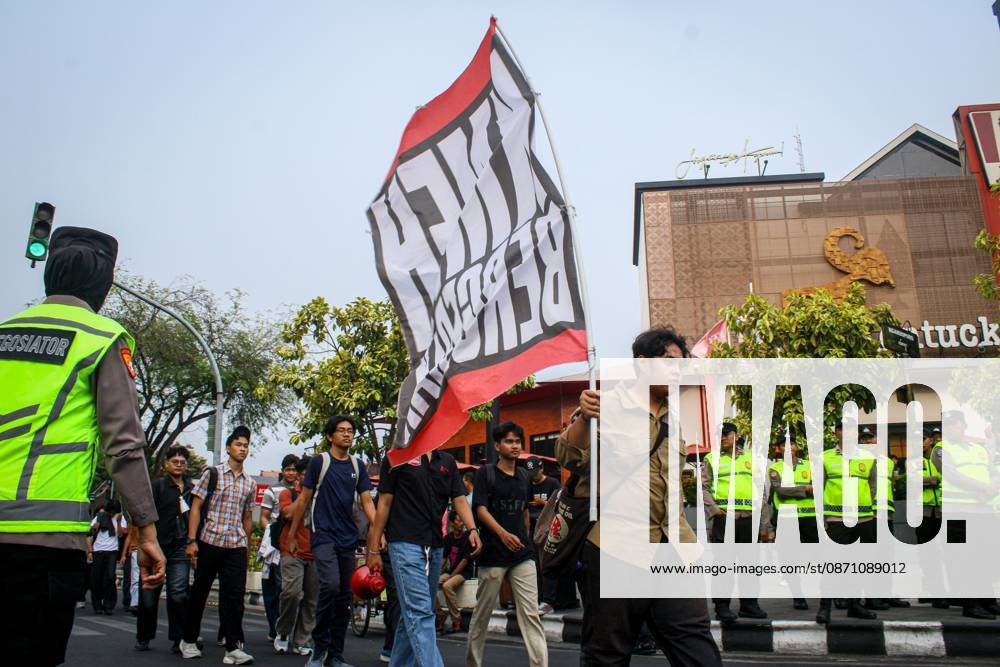 SURAKARTA, INDONESIA - October 28, 2026: Students and members of the general public take part in a demonstration on Slamet Riyadi Street. The demonstration was organized to protest the poor performance of the Prabowo-Gibran administration over the past two years. Surakarta Indonesia - ZUMAq101 20261028_zna_q101_191
