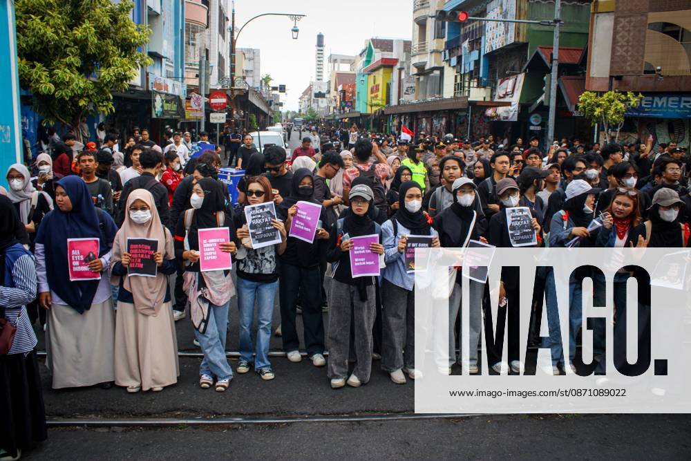 SURAKARTA, INDONESIA - October 28, 2026: Students and members of the general public take part in a demonstration on Slamet Riyadi Street. The demonstration was organized to protest the poor performance of the Prabowo-Gibran administration over the past two years. Surakarta Indonesia - ZUMAq101 20261028_zna_q101_189