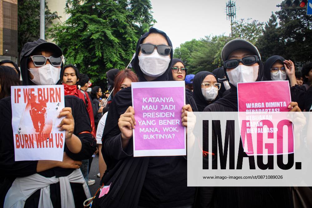 SURAKARTA, INDONESIA - October 28, 2026: Students and members of the general public take part in a demonstration on Slamet Riyadi Street. The demonstration was organized to protest the poor performance of the Prabowo-Gibran administration over the past two years. Surakarta Indonesia - ZUMAq101 20261028_zna_q101_192