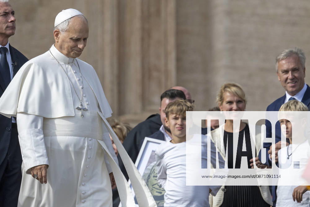ITALY - POPE - VATICAN-2026 10 28 Italy, Rome, Vatican, 2026 10 28 Pope Leo XIV waves to faithful as he leaves after the weekly general audience in St. Peter s Square at the Vatican n . - NO BOOKS