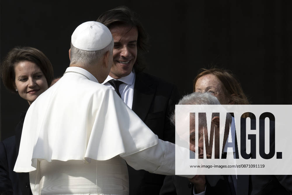 ITALY - POPE - VATICAN-2026 10 28 Italy, Rome, Vatican, 2026 10 28 Pope Leo XIV waves to faithful as he leaves after the weekly general audience in St. Peter s Square at the Vatican n . - NO BOOKS