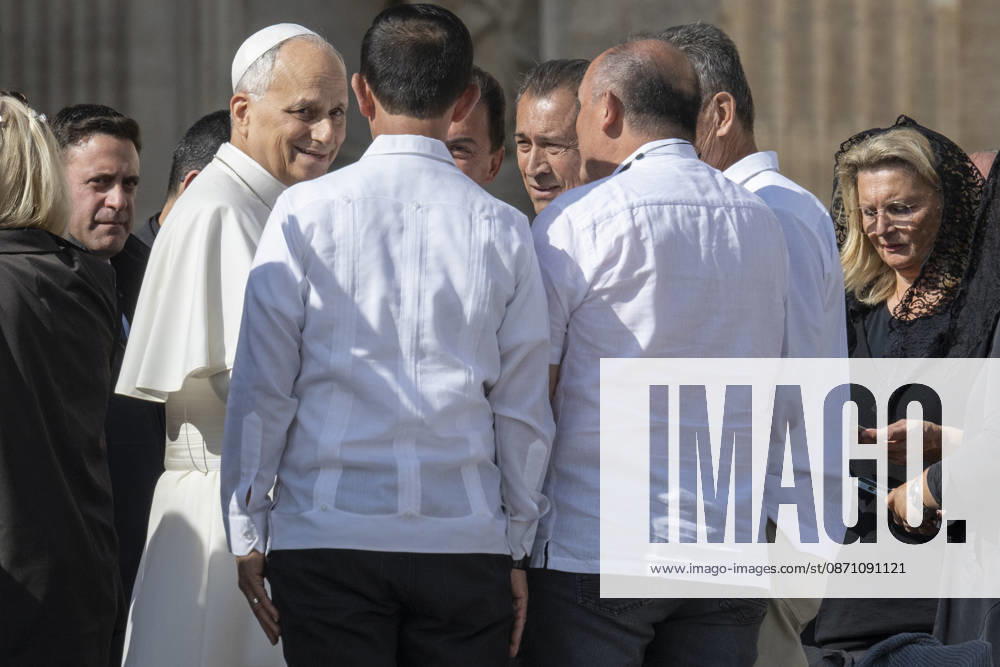 ITALY - POPE - VATICAN-2026 10 28 Italy, Rome, Vatican, 2026 10 28 Pope Leo XIV waves to faithful as he leaves after the weekly general audience in St. Peter s Square at the Vatican n . - NO BOOKS