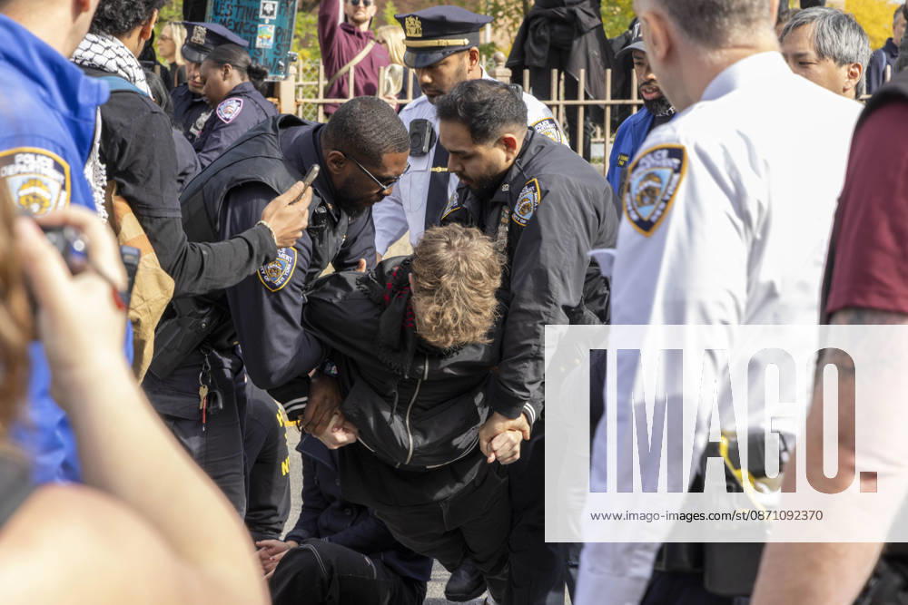 Anti-ICE (U.S. Immigration and Customs Enforcement) demonstrators are arrested by NYPD after blockading the roadway and stopping traffic on the Brooklyn Bridge protesting the continued detainment of O. Belgal, who was shot by federal agents in the Bronx with his 5-yr-old son in the car. Protesters call for ICE out of New York. New York USA - ZUMAr174 20261028_znp_r174_019