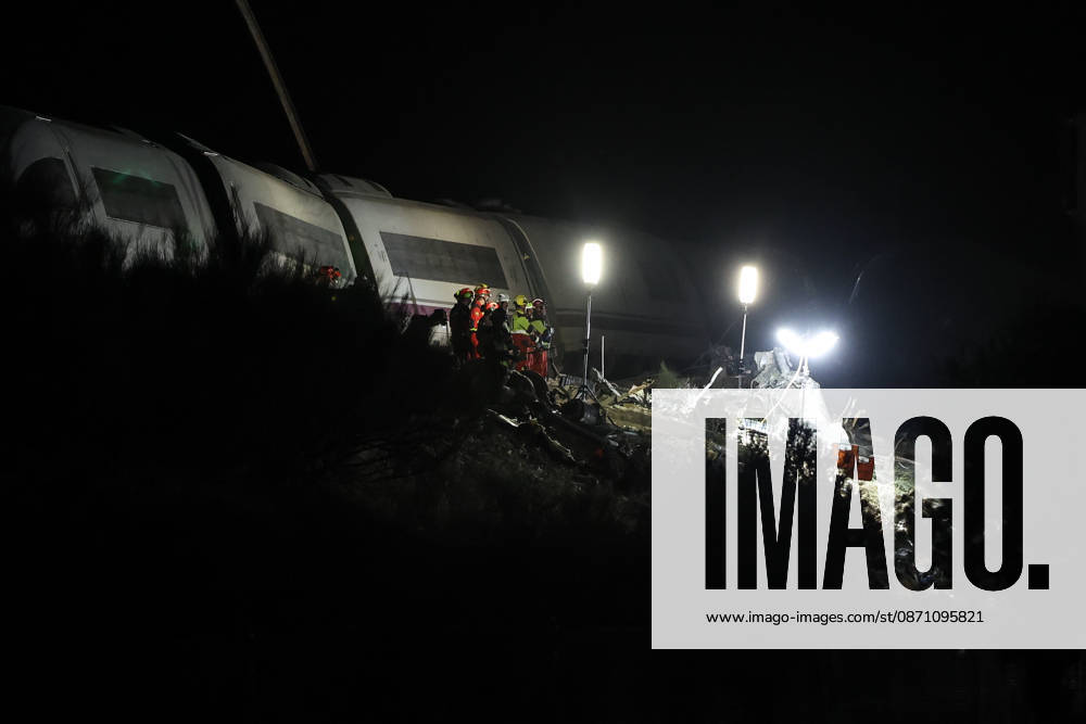 Two Trains Collide at Urda Station in Toledo Emergency responders are working through the night at the scene of the accident, on October 28, 2026, in Urda, Toledo, Castilla-La Mancha, Spain. Two trains collided on the morning of Wednesday, October 28, at the station in the Toledo town of Urda. Firefighters from the Alcázar de San Juan and Orgaz stations, Civil Protection teams from several surrounding towns, three medical helicopters, and two ambulances. OCTOBER 28, 2026 Alejandro Martínez Vé Urda, Toledo, Castile-La Mancha Urda, Toledo, Castile-La Mancha, Spain