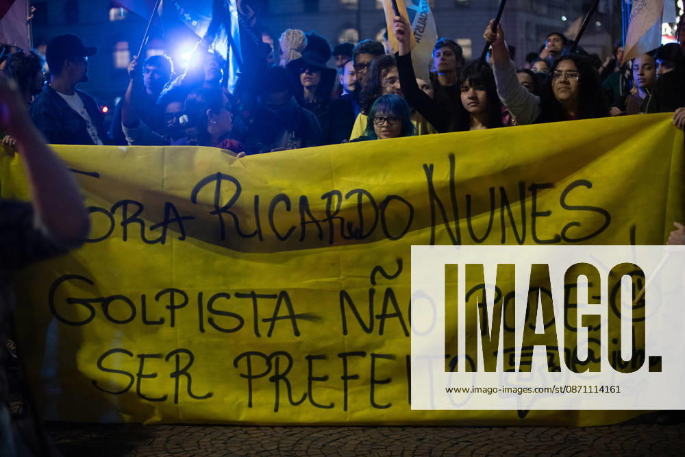 SãO PAULO, SP - 28.10.2026: ATO CONTRA RICARDO NUNES - Student movements are holding a protest this Wednesday (28) against Ricardo Nunes, mayor of São Paulo, at Viaduto do Chá, in front of the city hall. The head of the municipal executive is accused of failing to comply with a determination by the Electoral Court that required 100% of the bus fleet on the streets during the day of the second round of the 2026 Elections. x3040255x RodileixMorais
