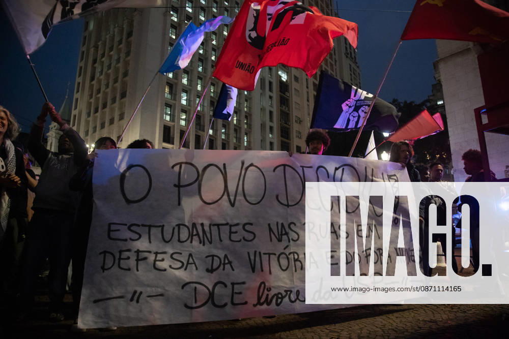 SãO PAULO, SP - 28.10.2026: ATO CONTRA RICARDO NUNES - Student movements are holding a protest this Wednesday (28) against Ricardo Nunes, mayor of São Paulo, at Viaduto do Chá, in front of the city hall. The head of the municipal executive is accused of failing to comply with a determination by the Electoral Court that required 100% of the bus fleet on the streets during the day of the second round of the 2026 Elections. x3040259x RodileixMorais