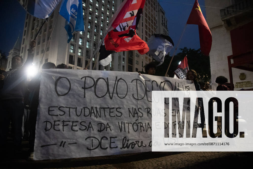SãO PAULO, SP - 28.10.2026: ATO CONTRA RICARDO NUNES - Student movements are holding a protest this Wednesday (28) against Ricardo Nunes, mayor of São Paulo, at Viaduto do Chá, in front of the city hall. The head of the municipal executive is accused of failing to comply with a determination by the Electoral Court that required 100% of the bus fleet on the streets during the day of the second round of the 2026 Elections. x3040266x RodileixMorais