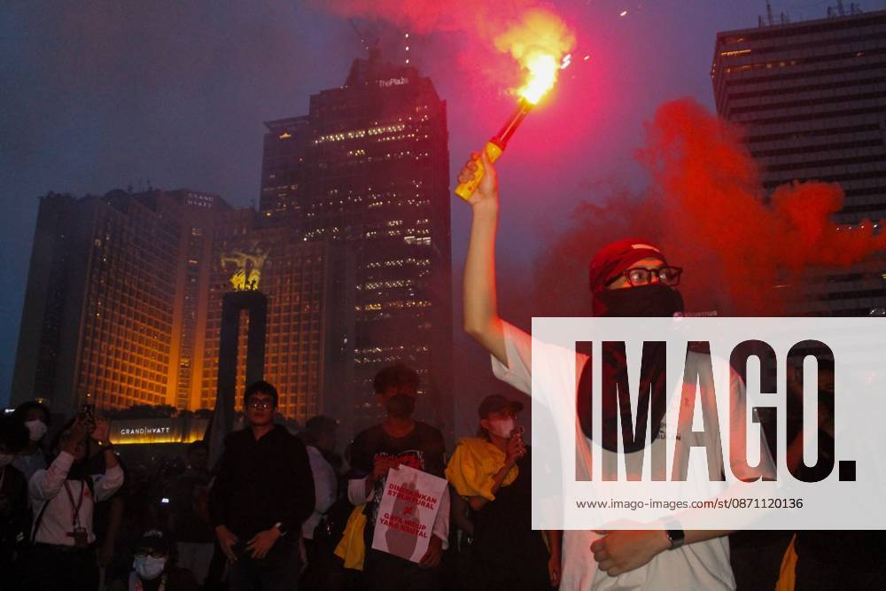 Indonesians protest government policies JAKARTA, INDONESIA - OCTOBER 28, 2026: Several students stage a protest in Jakarta, Indonesia, on October 28, 2026. Hundreds of students took to the streets, calling on the government to declare wildfires and haze a national disaster, improve oversight of state budget spending, and reduce fuel and staple food prices. Jakarta Indonesia