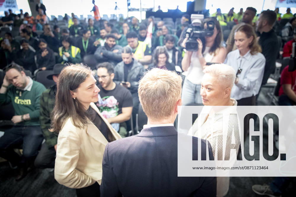NZ ELECTION, Chloe Swarbrick (L) and Marama Davidson (R), co-leaders of the Green Party meet Chris Hipkins, leader of the Labour Party in Auckland (C), New Zealand, Thursday, October 29, 2026. New Zealanders have begun voting for their next government ahead of polling day on November 7. ( AUCKLAND New Zealand