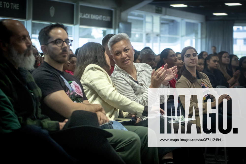 NZ ELECTION, Chloe Swarbrick (cream jacket) speaks to Marama Davidson (applauding), co-leaders of the Green Party at a union meeting in Auckland, New Zealand, Thursday, October 29, 2026. New Zealanders have begun voting for their next government ahead of polling day on November 7. ( AUCKLAND New Zealand