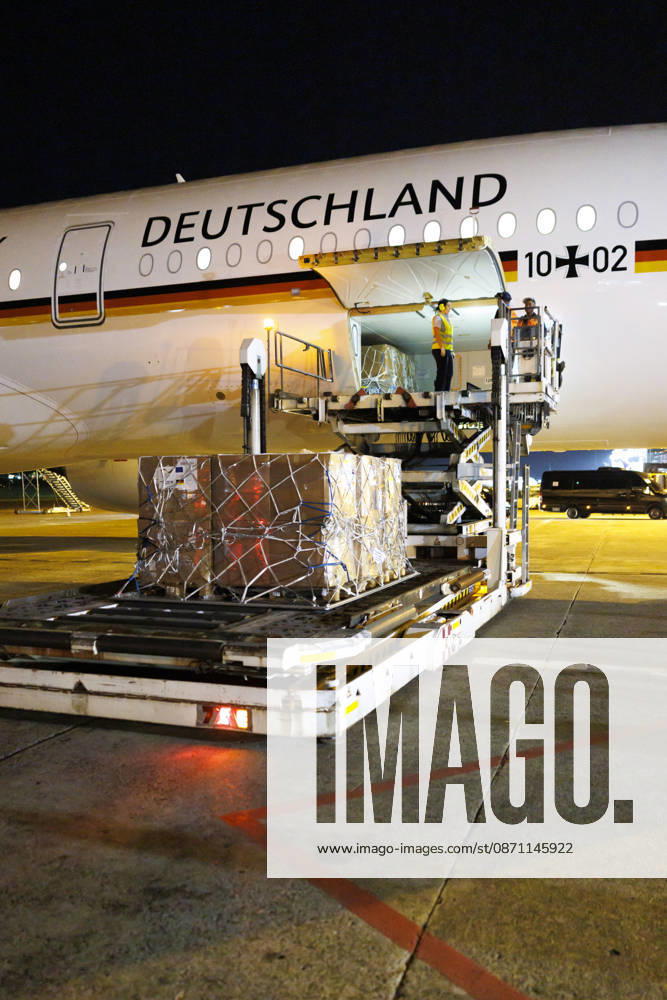 Johann Wadephul (CDU), Federal Minister of Foreign Affairs, visits Panama. Pictured here is the handover of relief supplies following the earthquake on October 9, 2026, to the Minister of Foreign Affairs of the Republic of Panama, Javier Martinez Acha Vasques, at Tocumen Airport in Panama City on October 28, 2026. Photographed on behalf of the Federal Foreign Office, Panama City, Panama