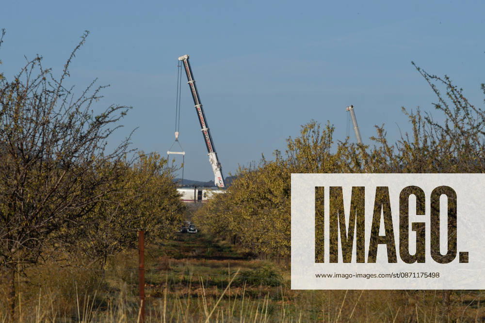 Work in Urda is intensifying after a night in which more than 500 people were on the job. Cranes are working to clear debris from the train accident in Urda on October 29, 2026, in Urda, Toledo, Castilla-La Mancha, Spain. The early hours of the day are being used in the area around the old Urda station to intensify efforts to remove the train cars that collided head-on nearly 24 hours ago at the old Urda station, resulting, so far, according to official figures, 68 dead and more than a hundred injured, distributed among hospitals in Albacete, Toledo, Ciudad Real, and Madrid. Throughout the night, more than 500 people remained at the accident site, including firefighters, members of the Military Emergency Unit, medical personnel, and member