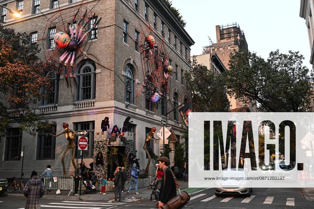 US Halloween Preparations 9276761 29.10.2026 A view shows a residential building decorated for the upcoming Halloween in New York City, the United States. Alexei Alekseyev Sputnik New York USA