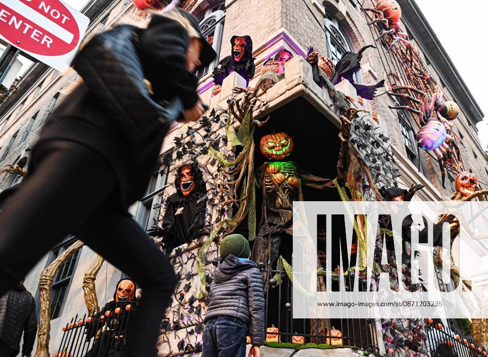 US Halloween Preparations 9276799 29.10.2026 A boy looks at the building decorated for the upcoming Halloween in New York City, the United States. Alexei Alekseyev Sputnik New York USA