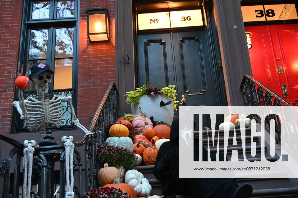US Halloween Preparations 9276757 29.10.2026 A view shows a residential building decorated for the upcoming Halloween in New York City, the United States. Alexei Alekseyev Sputnik New York USA