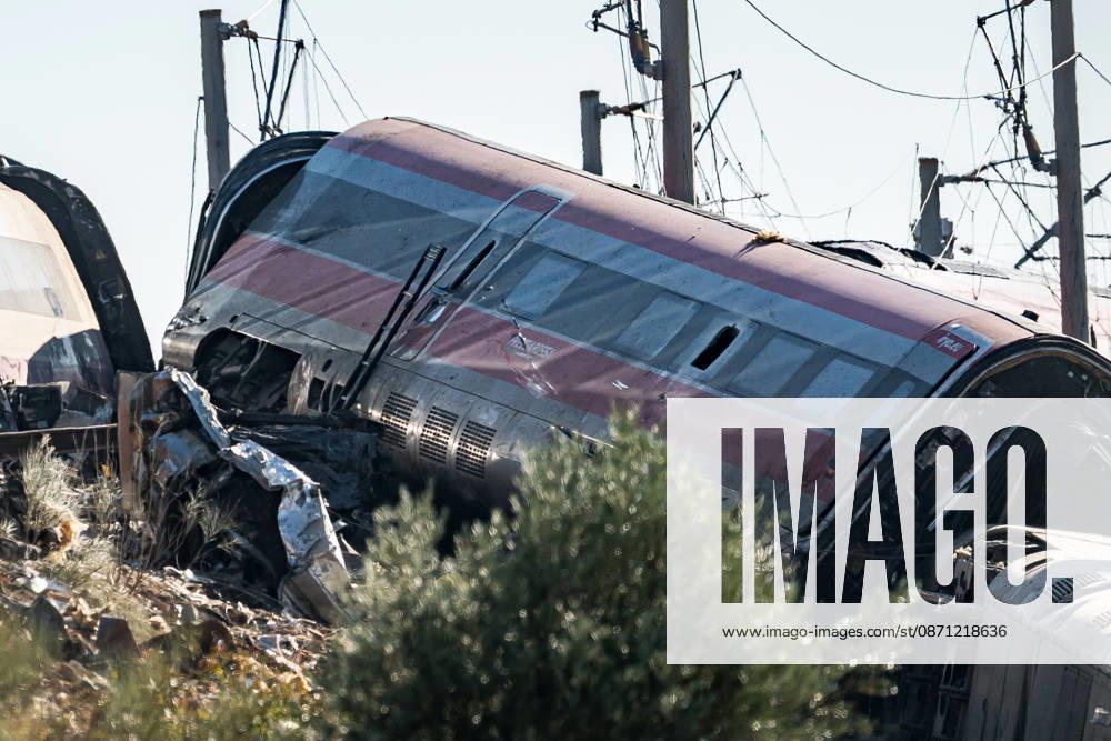 Work in Urda is intensifying after a night in which more than 500 people were on the job. Derailed railcars from the train accident in Urda on October 29, 2026, in Urda, Toledo, Castilla-La Mancha, Spain. The early hours of the day are being used in the area around the old Urda station to intensify efforts to remove the train cars that collided head-on nearly 24 hours ago at the old Urda station, resulting in a death toll, currently, according to official figures, 68 dead and more than a hundred injured, distributed among hospitals in Albacete, Toledo, Ciudad Real, and Madrid. Throughout the night, more than 500 people remained at the accident site, including firefighters, members of the Military Emergency Unit, medical personnel, and memb