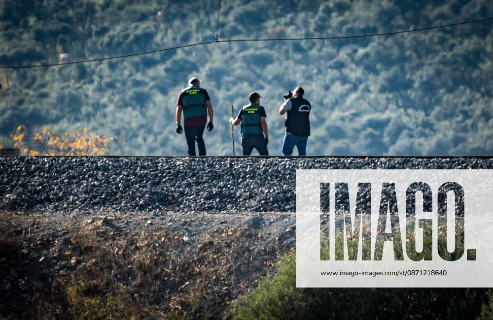 Work in Urda is intensifying after a night in which more than 500 people were on the job. Civil Guard officers are inspecting the tracks in the area of the train accident in Urda on October 29, 2026, in Urda, Toledo, Castilla-La Mancha, Spain. The early hours of the day are being used in the vicinity of the old Urda station to intensify efforts to remove the train cars that collided head-on nearly 24 hours ago at the old Urda station, resulting in a death toll, so far, according to official figures, 68 dead and more than a hundred injured, distributed among hospitals in Albacete, Toledo, Ciudad Real, and Madrid. Throughout the night, more than 500 people remained at the accident site, including firefighters, members of the Military Emergen