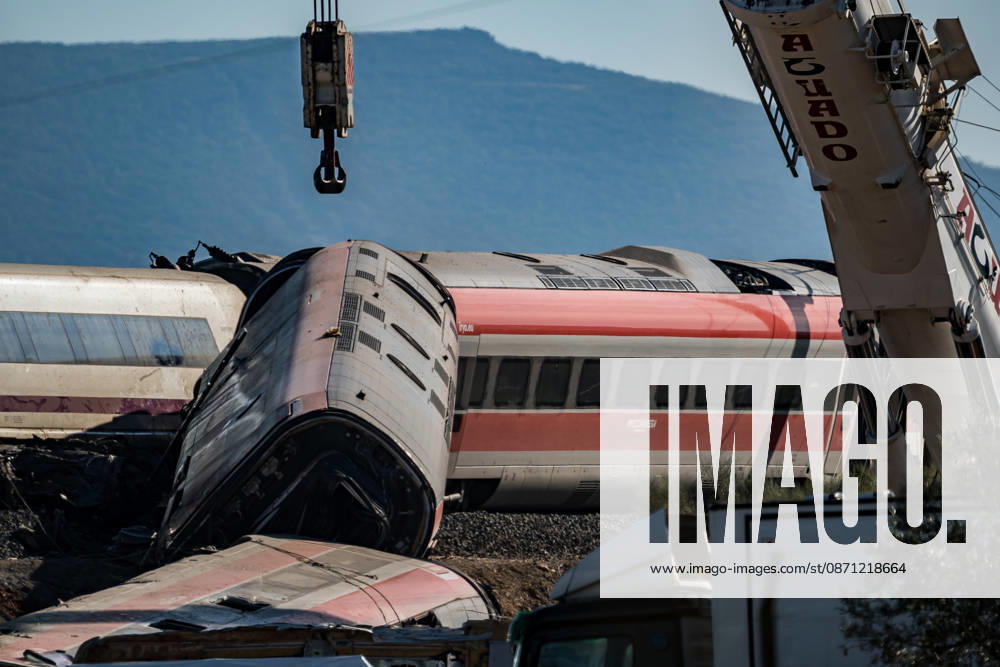 Work in Urda is intensifying after a night in which more than 500 people were on the job. Derailed railcars from the train accident in Urda on October 29, 2026, in Urda, Toledo, Castilla-La Mancha, Spain. The early hours of the day are being used in the area around the old Urda station to intensify efforts to remove the train cars that collided head-on nearly 24 hours ago at the old Urda station, resulting in a death toll, currently, according to official figures, 68 dead and more than a hundred injured, distributed among hospitals in Albacete, Toledo, Ciudad Real, and Madrid. Throughout the night, more than 500 people remained at the accident site, including firefighters, members of the Military Emergency Unit, medical personnel, and memb