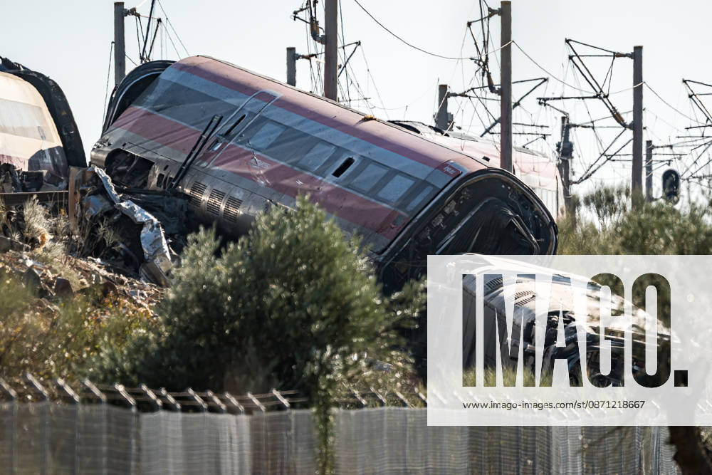 Work in Urda is intensifying after a night in which more than 500 people were on the job. Derailed railcars from the train accident in Urda on October 29, 2026, in Urda, Toledo, Castilla-La Mancha, Spain. The early hours of the day are being used in the area around the old Urda station to intensify efforts to remove the train cars that collided head-on nearly 24 hours ago at the old Urda station, resulting in a death toll, currently, according to official figures, 68 dead and more than a hundred injured, distributed among hospitals in Albacete, Toledo, Ciudad Real, and Madrid. Throughout the night, more than 500 people remained at the accident site, including firefighters, members of the Military Emergency Unit, medical personnel, and memb